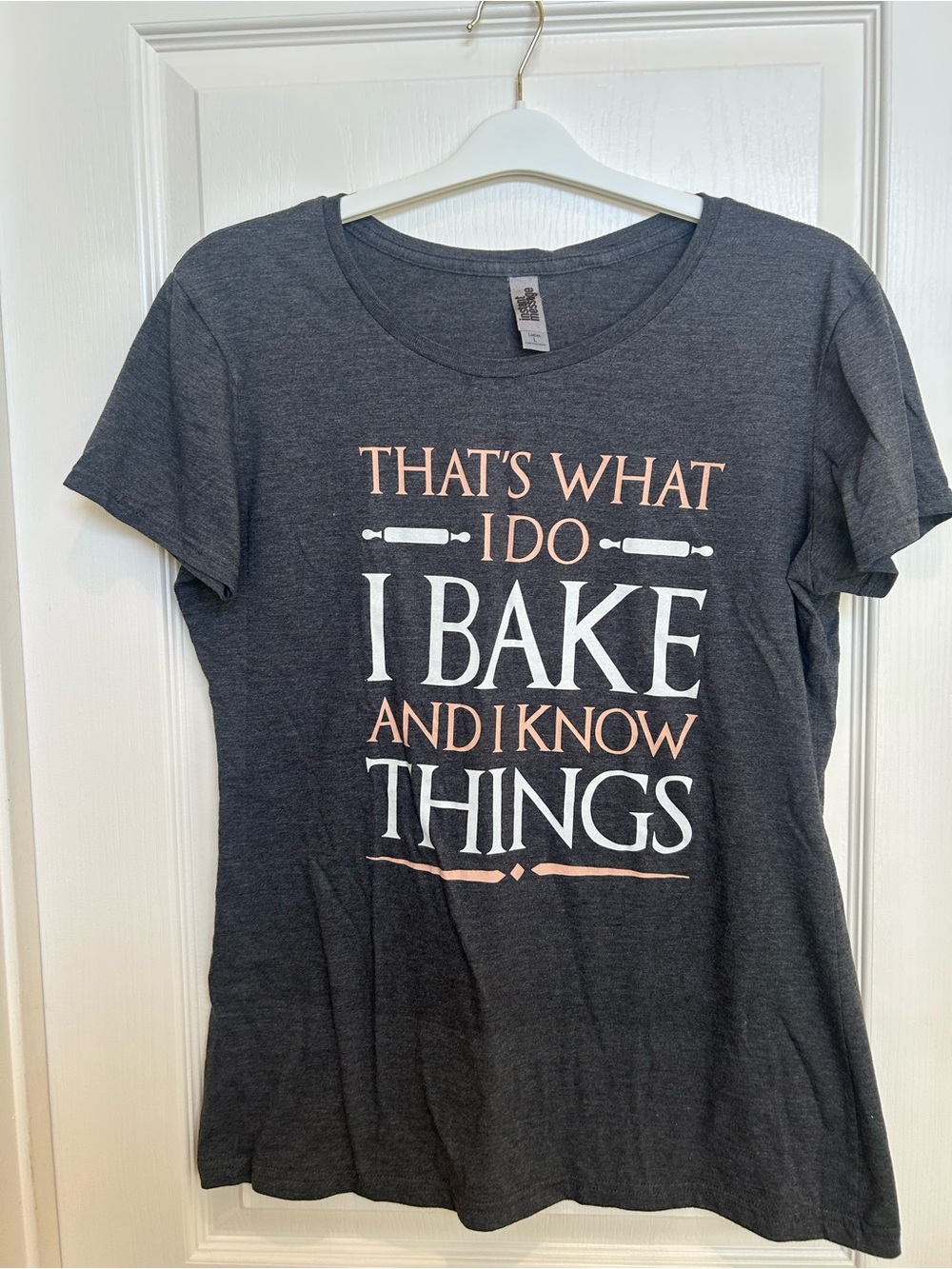 Women's Short Sleeve Tee - Charcoal 'I Bake And I Know Things' Graphic
